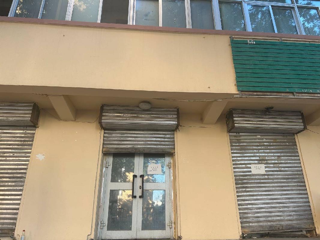 伊犁州公安局位于伊宁市斯大林街6巷3号家属楼4号商铺约28㎡对外招租，租期三年(重新挂牌)