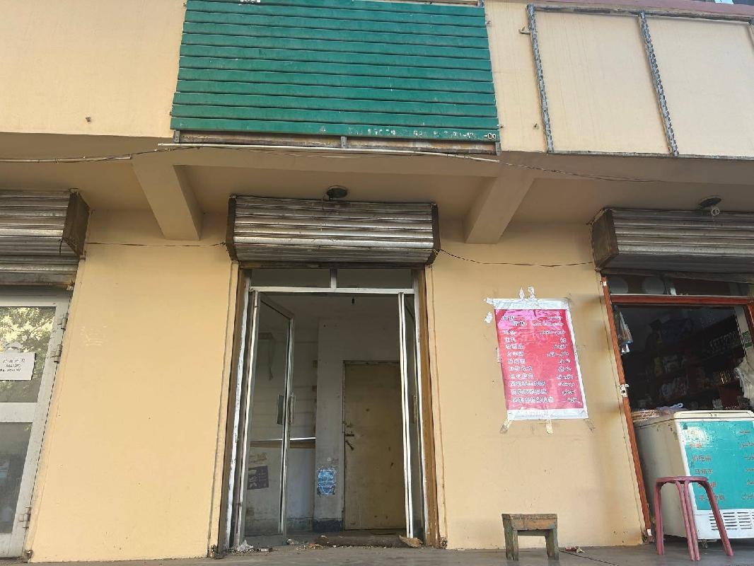 伊犁州公安局位于伊宁市斯大林街6巷3号家属楼5号商铺约7.2㎡对外招租，租期三年