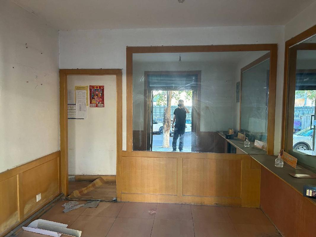 伊犁州公安局位于伊宁市斯大林街6巷3号家属楼12号商铺约38.30㎡对外招租，租期三年