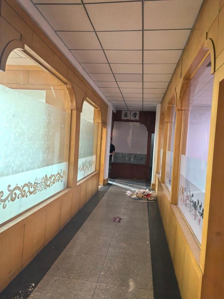 内蒙古银行鄂尔多斯分行持有的位于鄂尔多斯市东胜区1-3-305住宅（农行家属院）等12宗实物资产整体转让