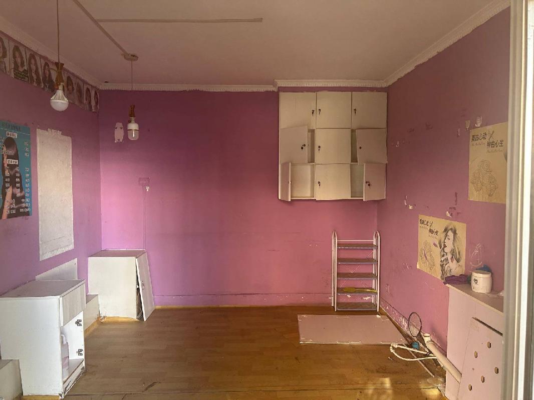 伊犁州公安局位于伊宁市斯大林街6巷3号家属楼2号商铺约10.85㎡对外招租，租期三年