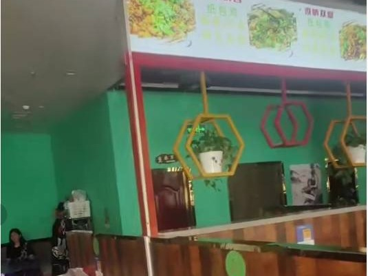 第四师创锦棉业有限公司位于霍城县清水镇2区北京东路(马蹄铁商业广场)B栋2楼207、208号对外招租，租期三年