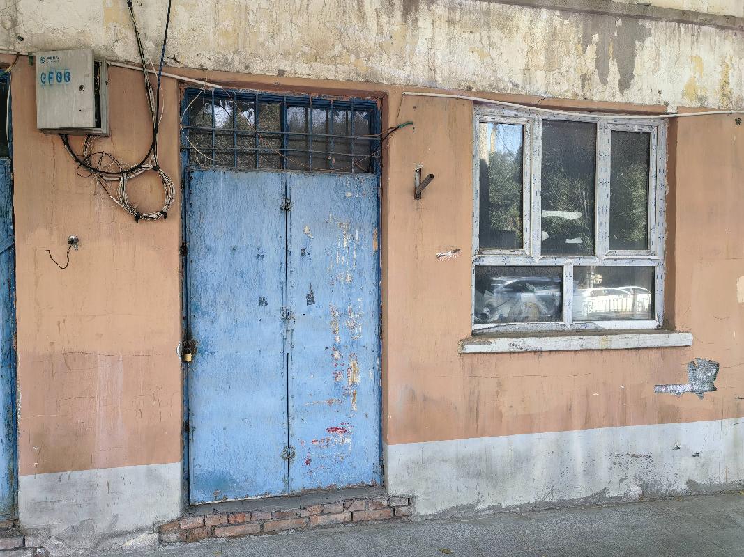 伊犁州机关事务管理局位于伊宁市阿合买提江路242号（7）商铺约19.90㎡对外招租，租期五年