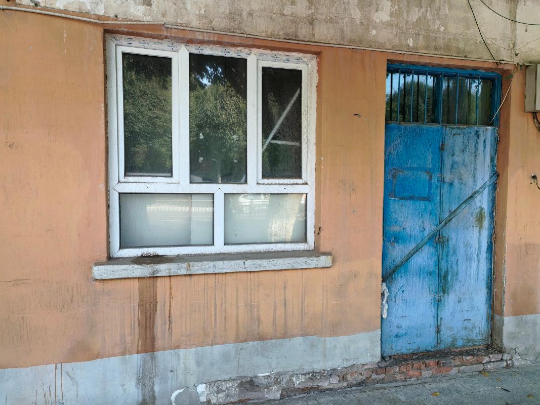 伊犁州机关事务管理局位于伊宁市阿合买提江路242号（2）—（9）合计八间商铺约159.50㎡对外招租，租期五年