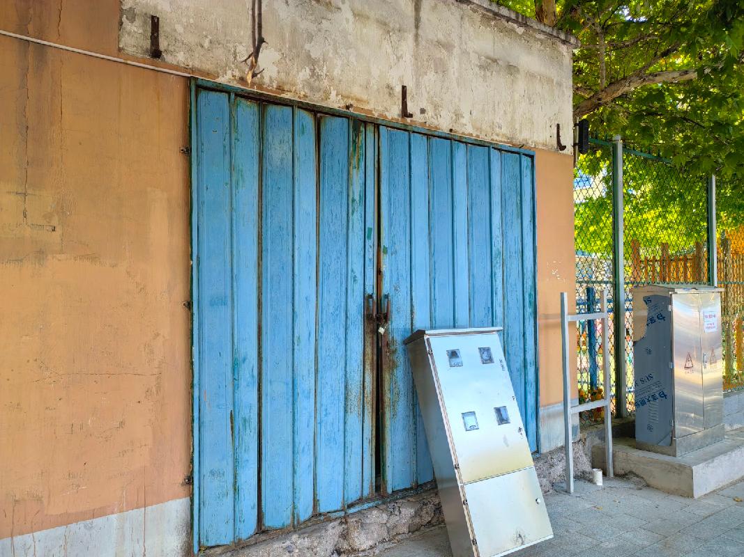 伊犁州机关事务管理局位于伊宁市阿合买提江路242号（2）—（9）合计八间商铺约159.50㎡对外招租，租期五年