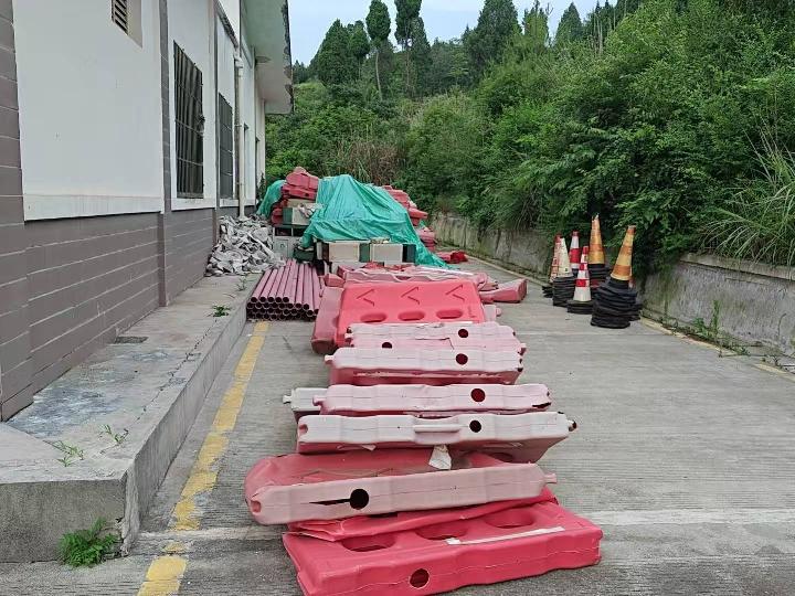 四川秦巴高速公路有限责任公司废旧防撞桶、锥形桶、水马处置询价公告转让公告转让公告