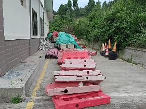 四川秦巴高速公路有限责任公司废旧防撞桶、锥形桶、水马处置询价公告转让公告转让公告