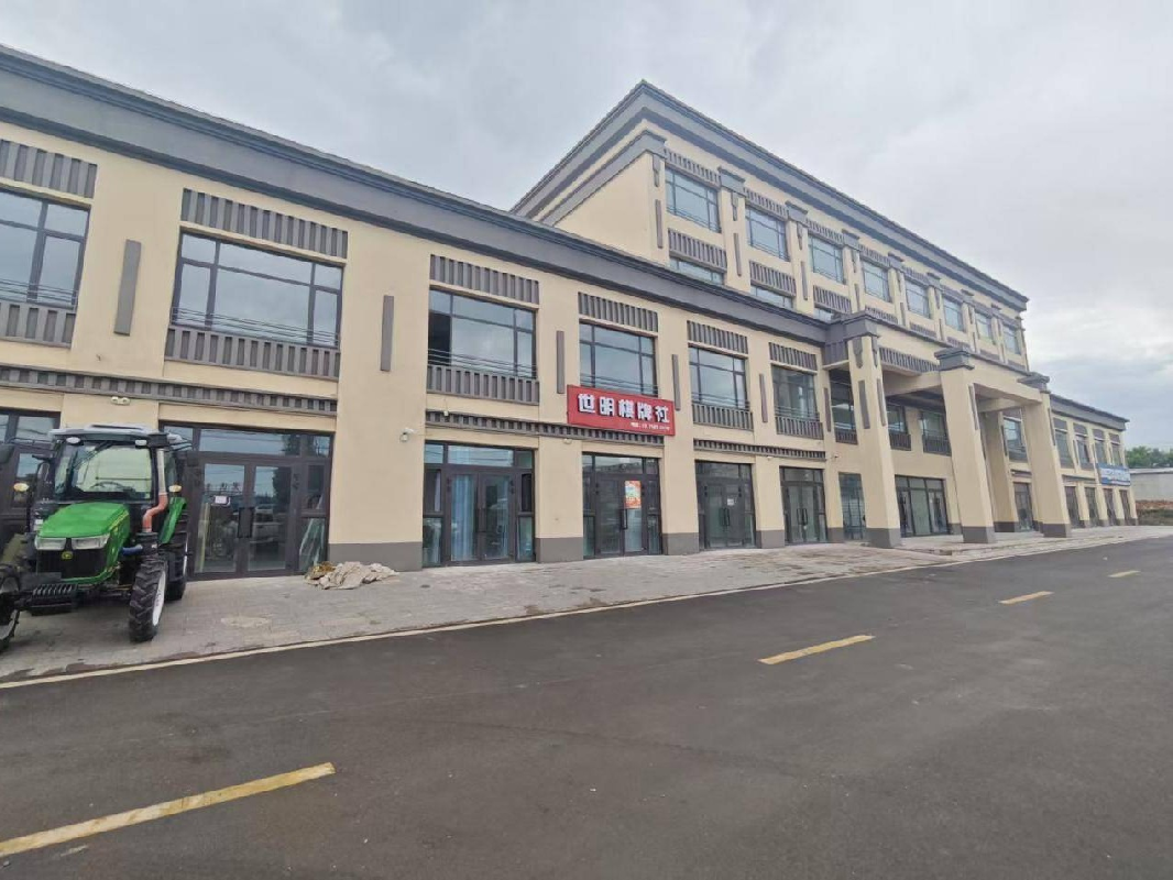 [伊犁哈萨克自治州]新源县鑫通集团公司位于新源县环城东路停车场商业楼二层南栋商铺约1000㎡对外招租，租期五年