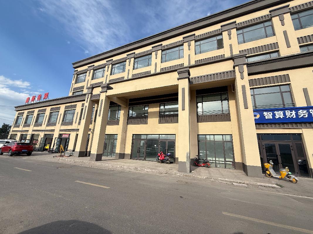 [伊犁哈萨克自治州]新源县鑫通集团公司位于新源县环城东路停车场商业楼四层北栋商铺约580㎡对外招租，租期五年