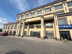 新源县鑫通集团公司位于新源县环城东路停车场商业楼四层北栋商铺约580㎡对外招租，租期五年
