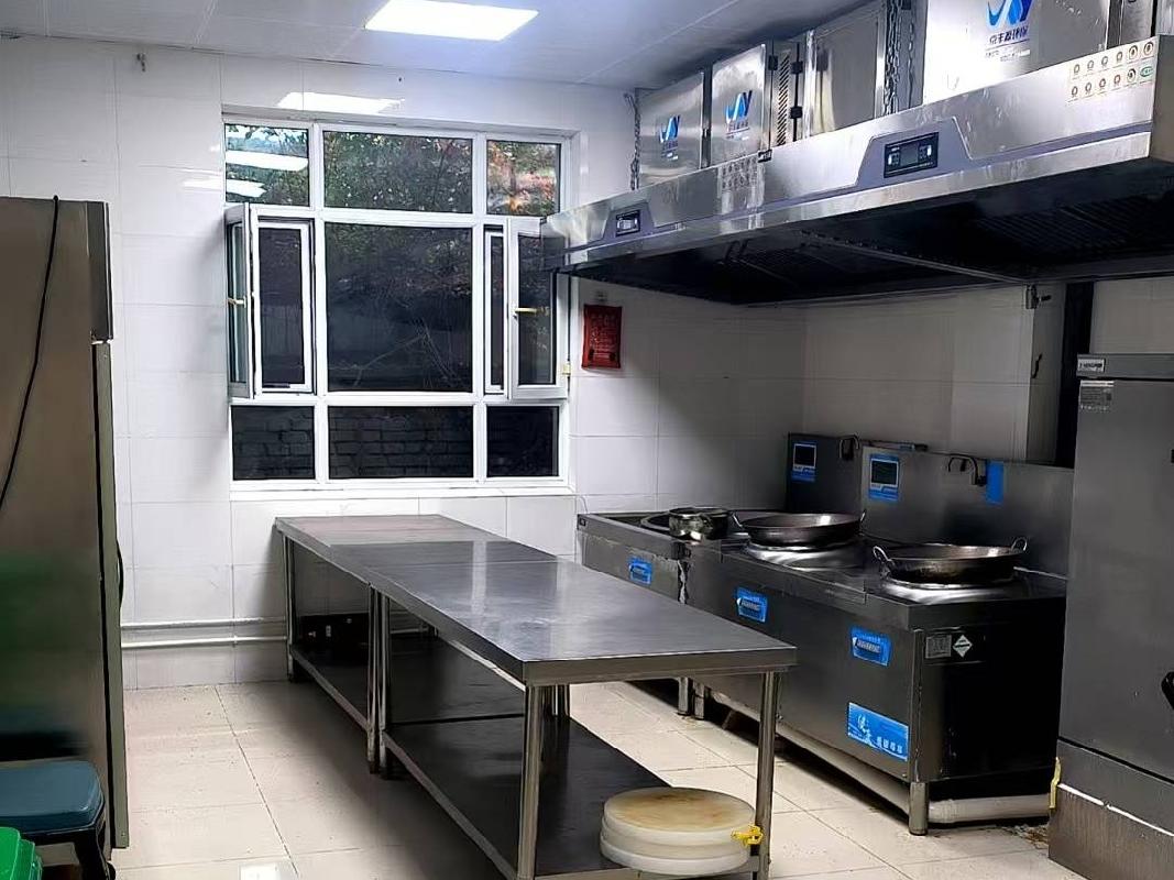 伊犁州中医医院位于伊宁市斯大林街70号南苑院区食堂约200㎡对外招租，租期三年