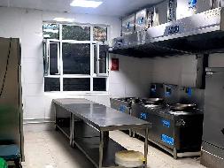伊犁州中医医院位于伊宁市斯大林街70号南苑院区食堂约200㎡对外招租，租期三年