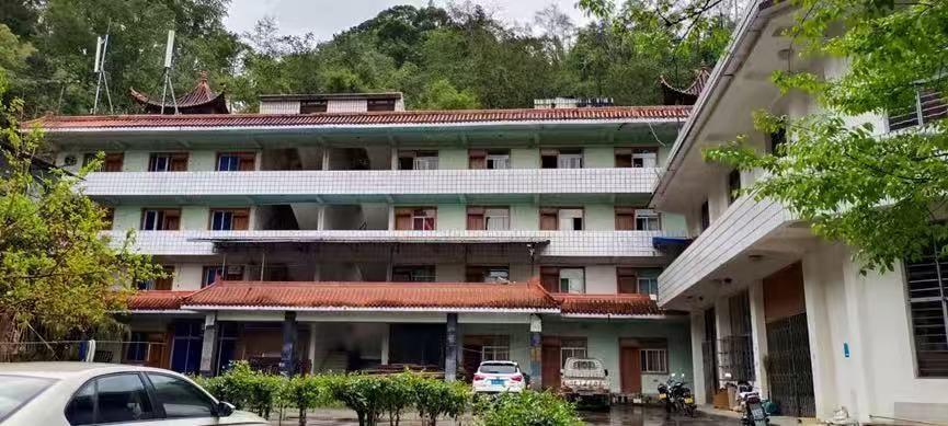 龙陵县邦腊掌温泉度假区房产及空地租赁(三次挂牌)