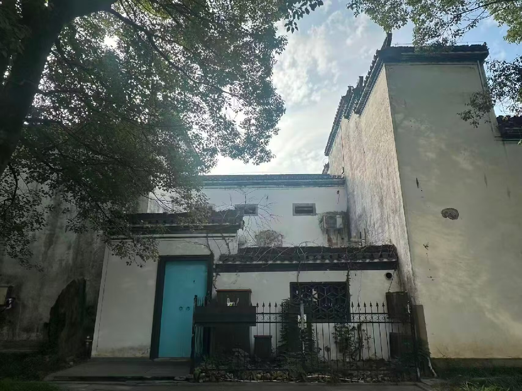 黄山市屯溪区新安江延伸段湖边古村落L4幢商业用房出租公告(国资监测编号GR2025AH2002566)