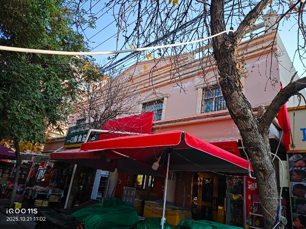 伊宁市都来提巴格街道位于伊宁市解放南路东侧两栋房屋以及红旗路北侧一栋房屋合计约3365.93㎡对外招租，租期三年(二次挂牌)