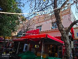 伊宁市都来提巴格街道位于伊宁市解放南路东侧两栋房屋以及红旗路北侧一栋房屋合计约3365.93㎡对外招租，租期三年(二次挂牌)