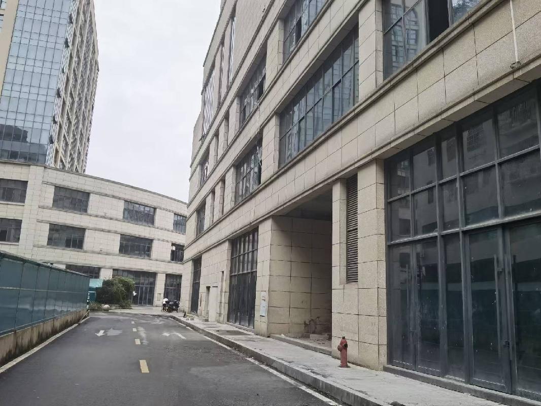 龙山县民安街道办事处龙凤路湖湘商贸小区（湖湘商贸3栋）第3层整层约4439.57平方米物业招租(国资监测编号GR2025HN1002295)