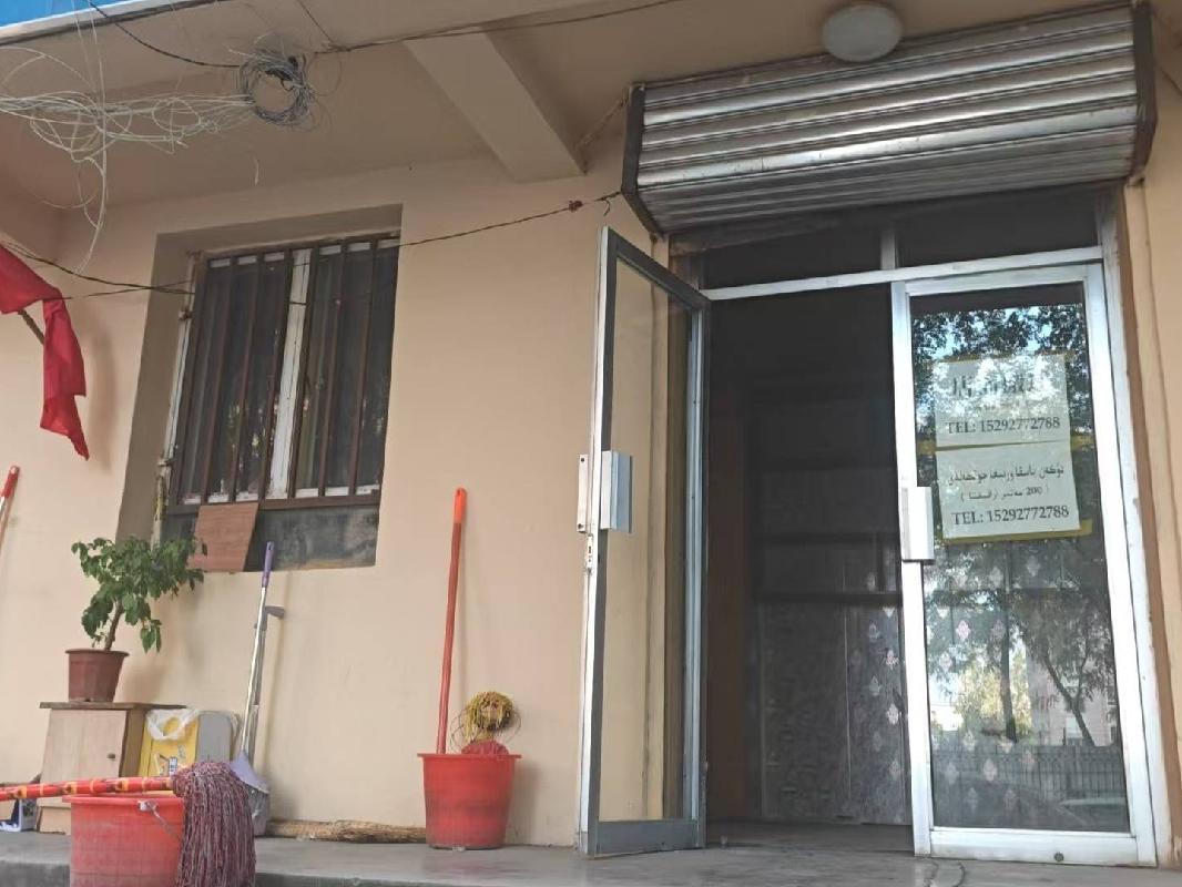 伊犁州公安局位于伊宁市斯大林街6巷3号家属楼7号商铺约14.4㎡对外招租，租期三年