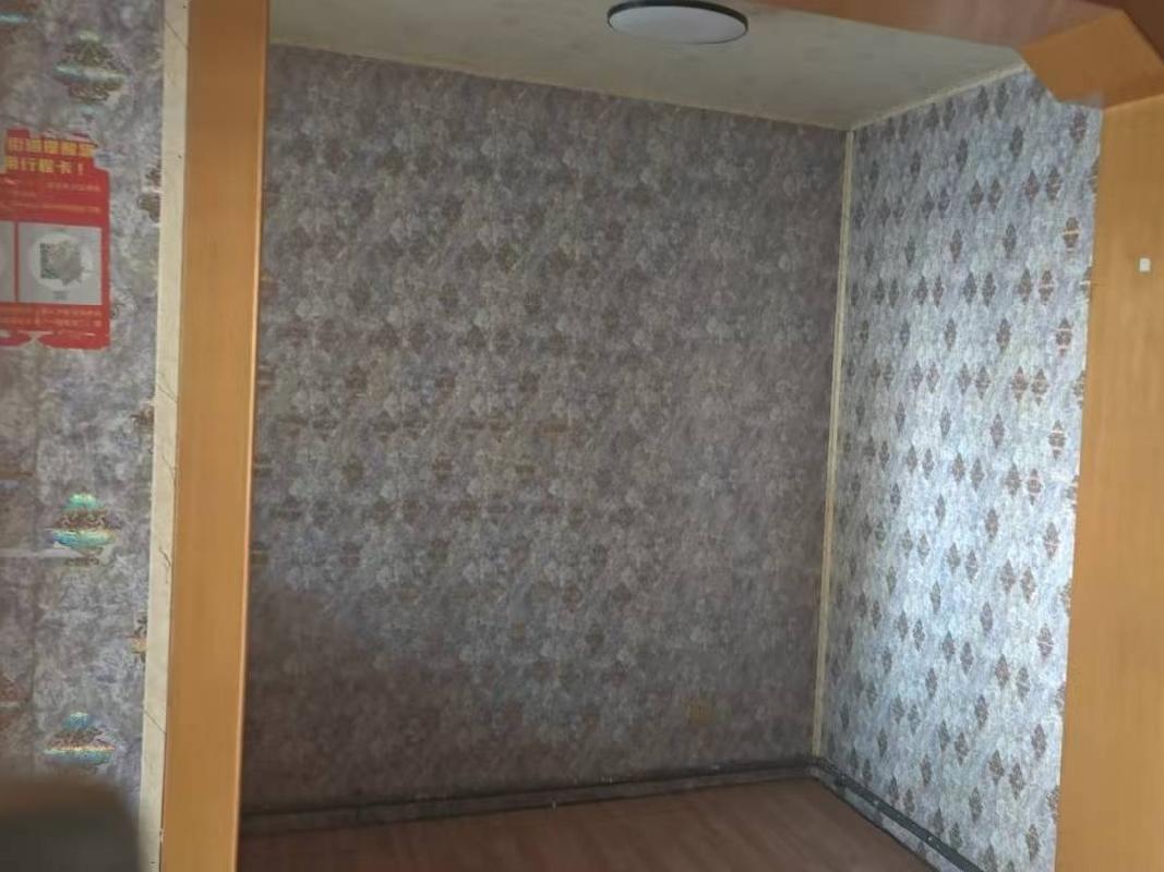 伊犁州公安局位于伊宁市斯大林街6巷3号家属楼7号商铺约14.4㎡对外招租，租期三年