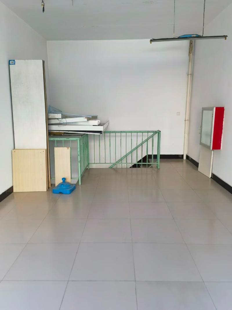 包头市东河区站北路东官房小区2号商业楼-13号底店出租（年租金：15000元/年，租期2年）