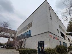 位于江苏省张家港市凤凰镇凤凰大道19号（凤凰镇科文中心）房屋建筑及土地使用权公开转让公告(国资监测编号GR2025JS6006580)