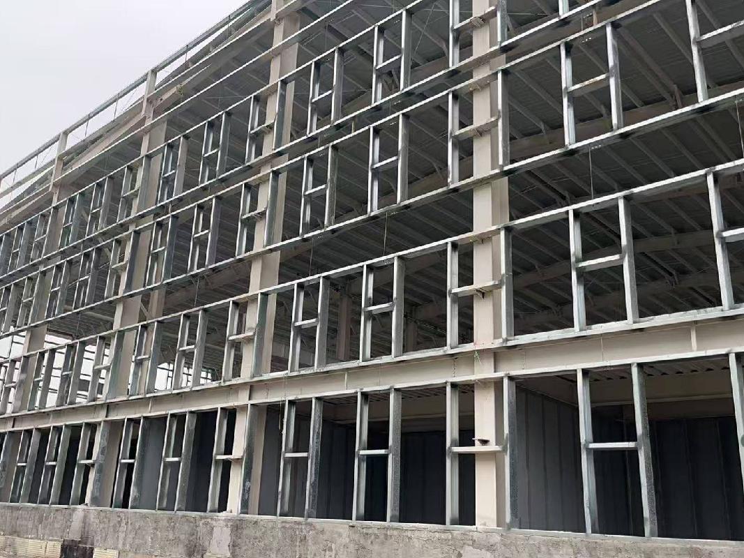 霍尔果斯经济开发区伊宁园区孵化园二期基础设施建设项目、霍尔果斯经济开发区伊宁园区农副产品精深加工产业园三期建设项目整体对外转让