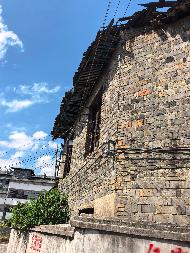 湘西州龙山县里耶镇建设街96号等2套房屋和土地使用权。其中:房屋(建筑面积575.53平方米),土地使用权1宗(面积为913.74平方米)(国资监测编号GR2025HN1002646)