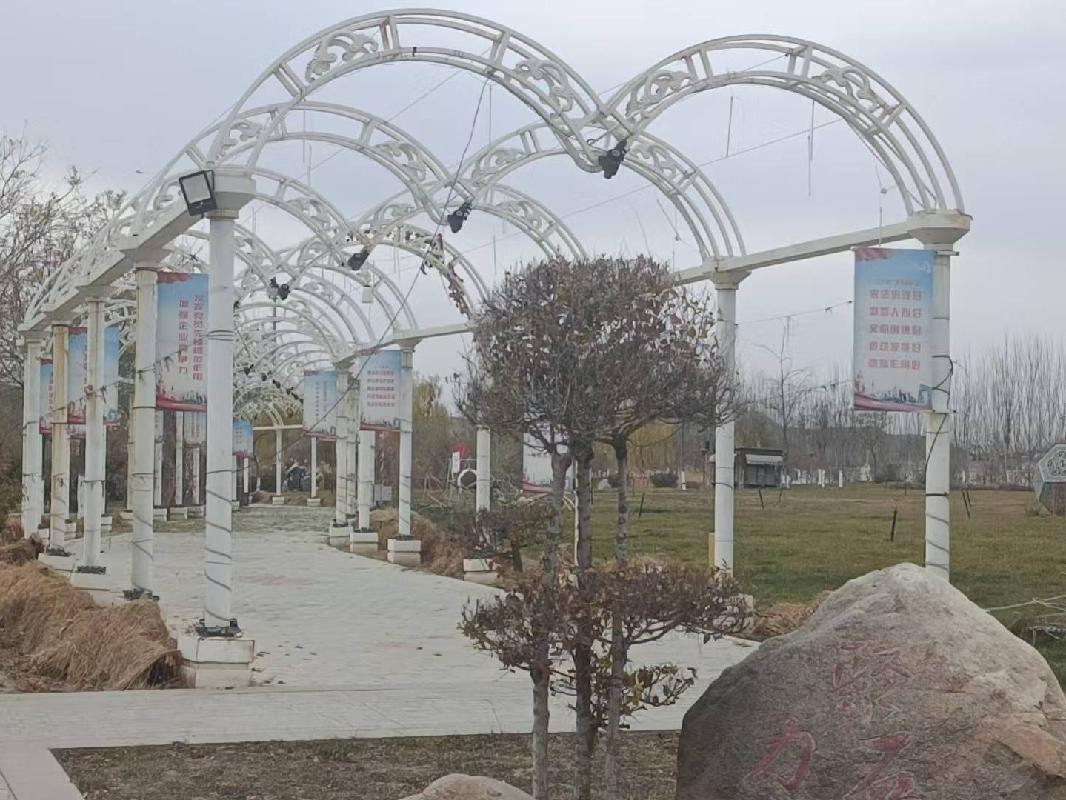 伊犁新丝路之光旅投发展有限公司位于伊宁市墩买里大街以南成都南路以西伊犁城投生态园约180亩对外招租，租期八年