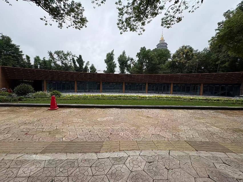 红梅公园内北覆土建筑招租公告