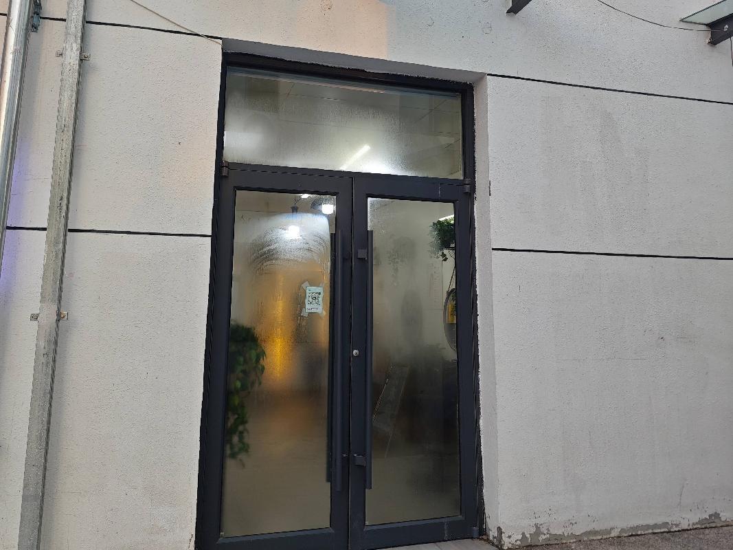 内蒙古电子信息职业技术学院餐饮中心东侧理发店出租（年招租底价：25368元，租赁期限：3年）