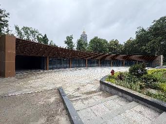红梅公园内北覆土建筑招租公告