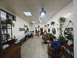 内蒙古电子信息职业技术学院餐饮中心东侧理发店出租（年招租底价：25368元，租赁期限：3年）