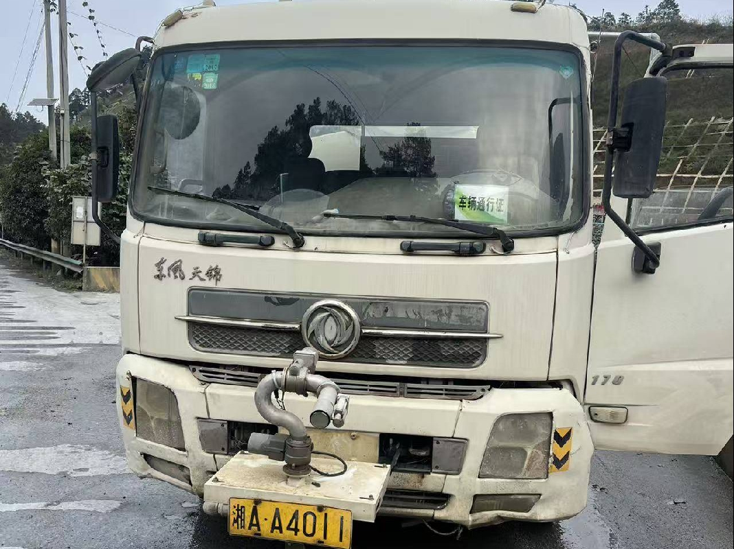 废旧洒水车两台（ 湘AA4011、一台无牌）