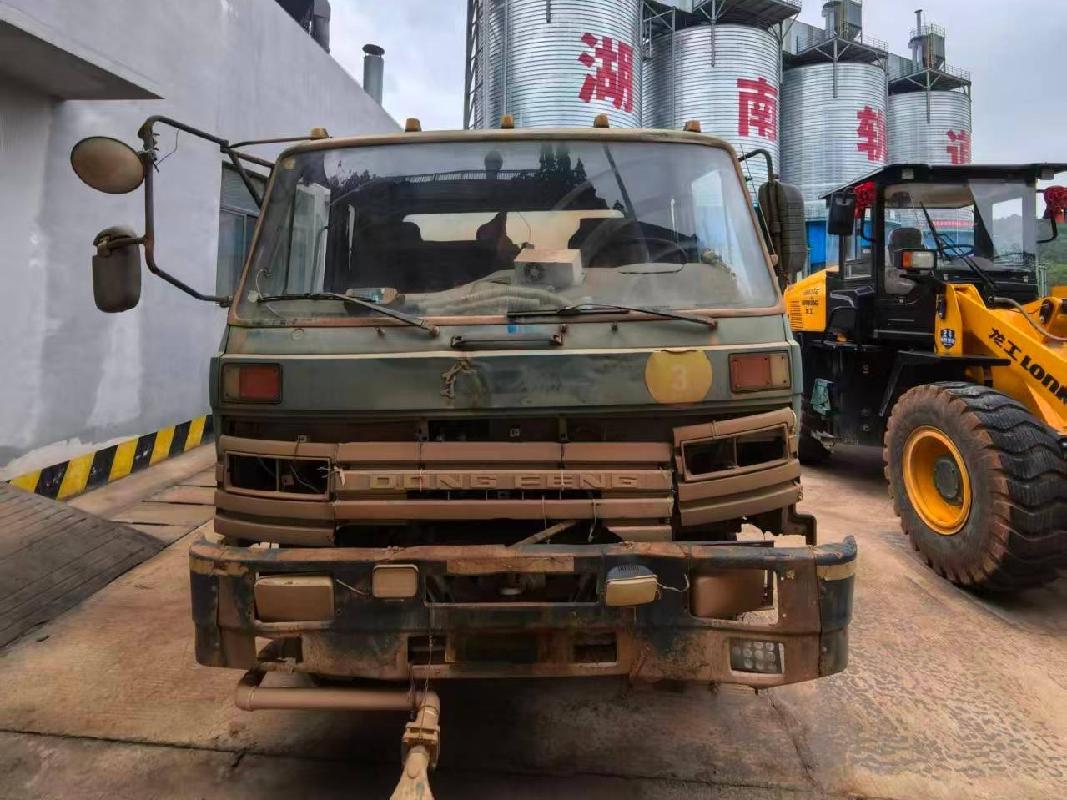 废旧无牌洒水车一台