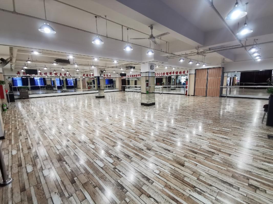 呼和浩特市新城区青城巷综合服务中心楼四楼及六楼部分区域招租（年租金底价141717.00元，租期1-3年）二中心