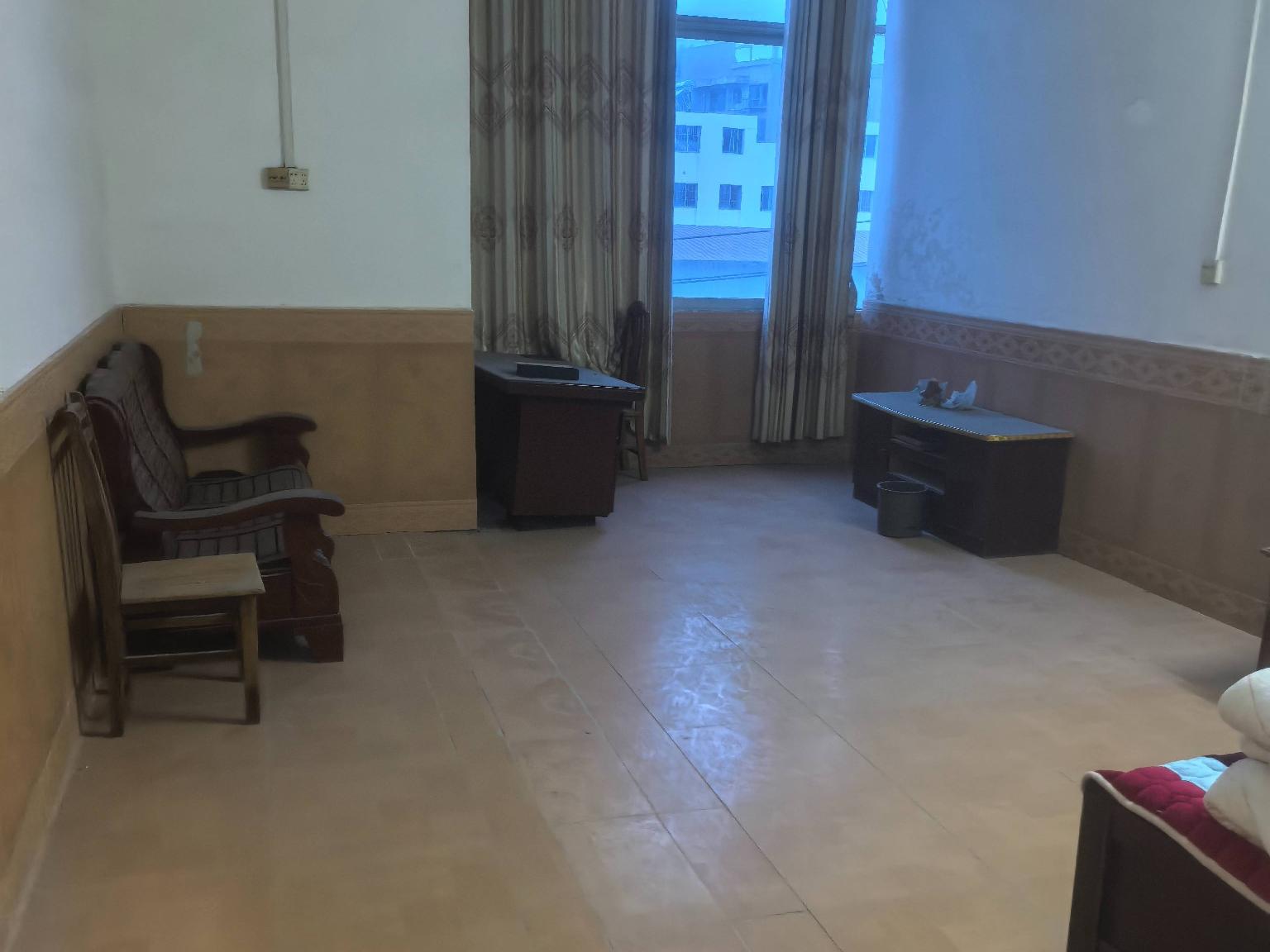 宾阳县思陇镇思陇圩车站街土地使用权转让公告