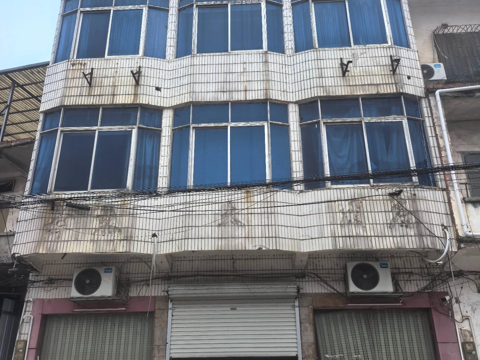 宾阳县思陇镇思陇圩车站街土地使用权转让公告