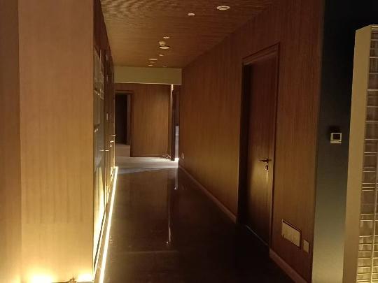 龙锦路1590号现代传媒中心1号楼4层商铺招租公告
