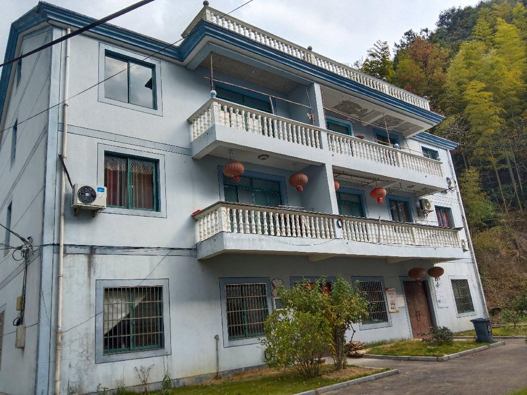 衢江区湖南镇华家村公寓房第一层东侧部分房产（原网格议事厅）公开挂牌转让
