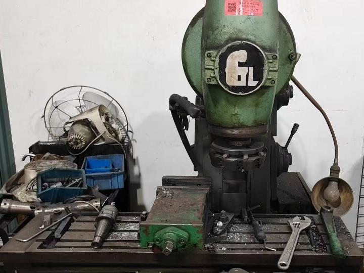 立式升降台铣床（061-047）转让公告