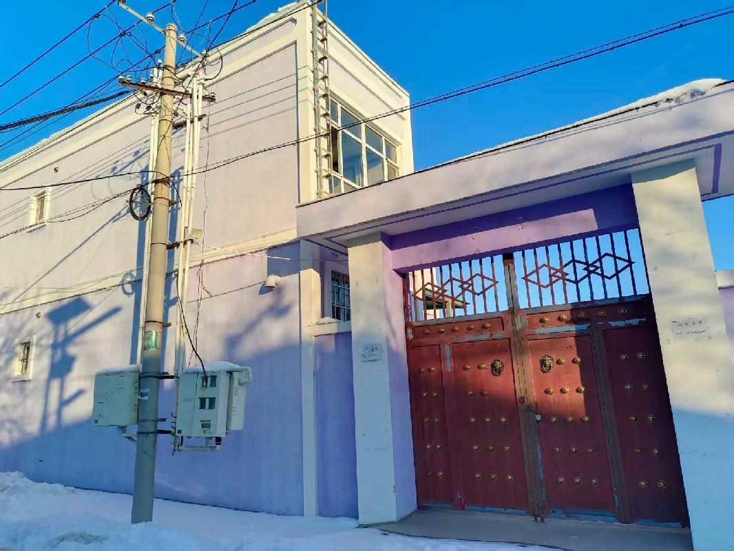 伊犁弓月餐饮管理服务有限公司位于伊宁县吉里于孜镇五道桥村北路两处院落对外转让