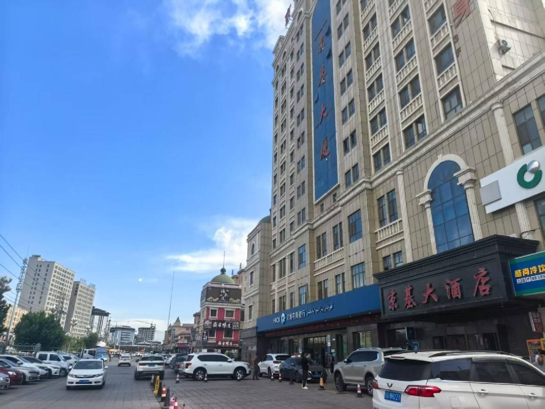 第四师创锦棉业有限公司位于霍城县清水镇2区北京东路(马蹄铁商业广场)B栋8楼801-817号对外招租，租期五年