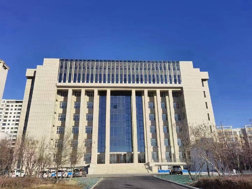 伊犁双惠创投产业发展有限公司位于伊宁市滨河大道197号财通酒店1-7层和9层房产及附属设施约9215.98㎡对外招租，租期八年