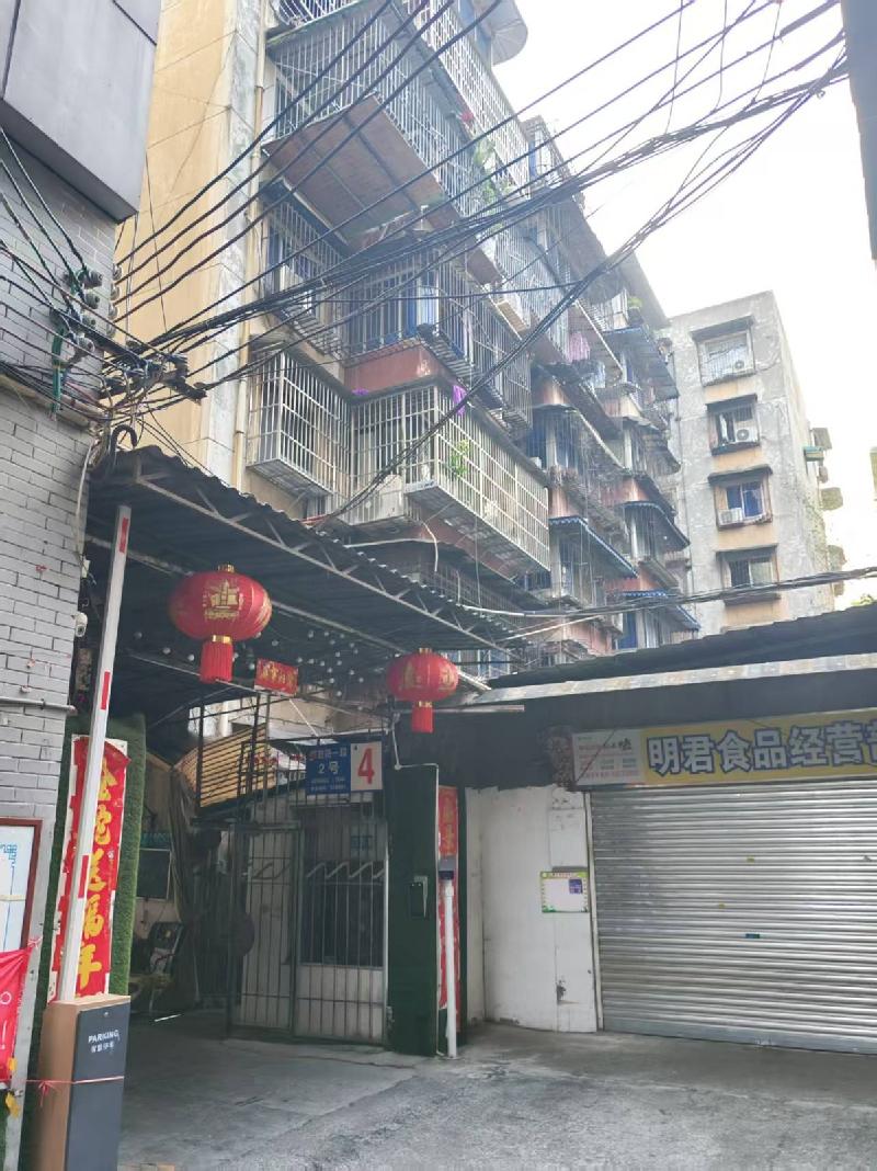 成都市金牛区解放北路一段2号5单元2层2号和成都市金牛区解放北路一段2号5单元3层2号房产分别转让