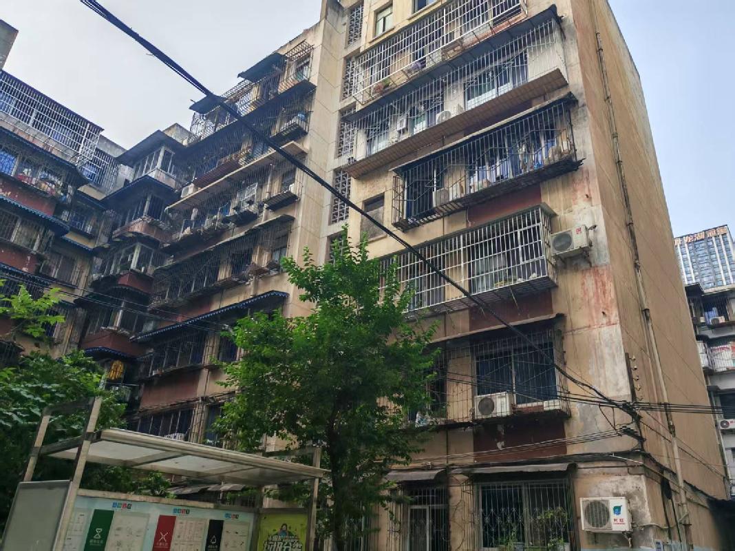 成都市金牛区解放北路一段2号5单元2层2号和成都市金牛区解放北路一段2号5单元3层2号房产分别转让