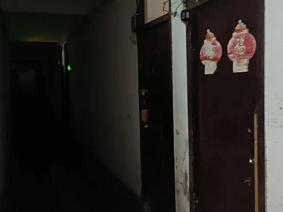 常州市钟楼区邹区镇黄金灯饰厂7号楼第4层厂房济部分宿舍招租公告