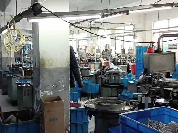 常州市钟楼区邹区镇黄金灯饰厂7号楼第4层厂房济部分宿舍招租公告