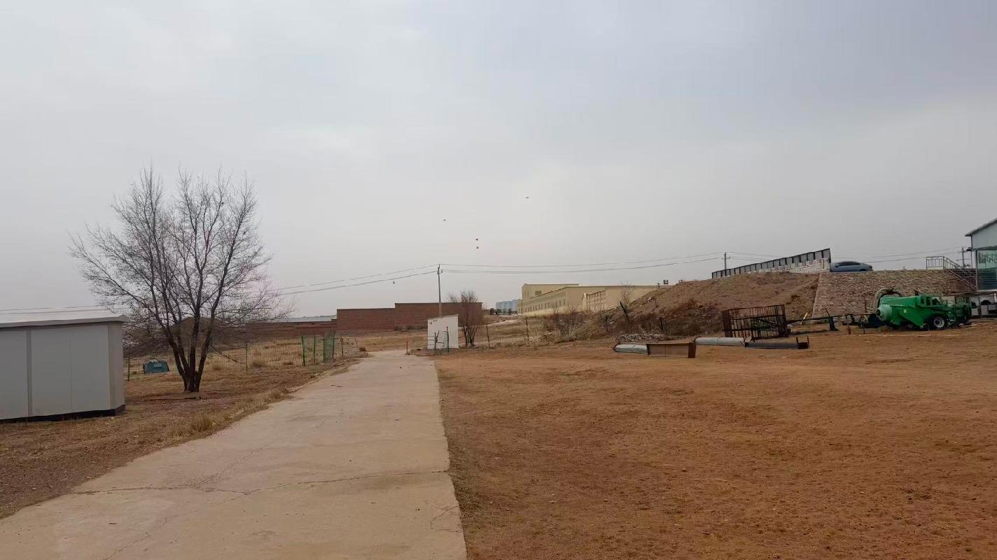 包头市达茂旗百灵镇黄花滩村的地上建筑物、工业用地及地上14项17台机器设备出租