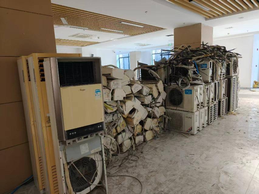 教室课桌、椅子、空调、教师办公桌隔断、办公椅、实验桌、电梯等转让公告