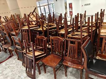 教室课桌、椅子、空调、教师办公桌隔断、办公椅、实验桌、电梯等转让公告